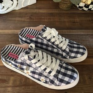 Betsey Johnson checkered floral embroidered slide on tennis shoes size 9.5 M BN
